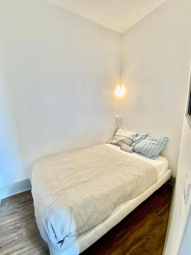 une petite chambre avec un lit dans une pièce dans l'établissement Excellent T2 - 5min Gare & HyperCentre, à Grenoble