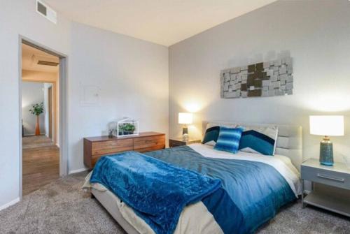 Postel nebo postele na pokoji v ubytování New! Stylish and peaceful Apt in Henderson