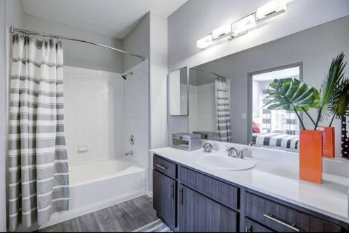 Koupelna v ubytování New! Stylish and peaceful Apt in Henderson