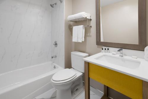Ένα μπάνιο στο Days Inn by Wyndham Staten Island