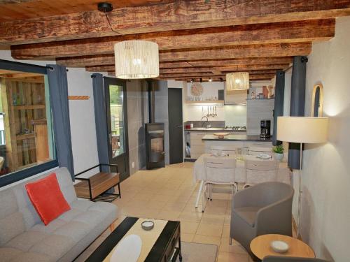 un salon avec un canapé et une table dans l'établissement Chalet near Donon Pass with Pond Views, à Métairies-Saint-Quirin