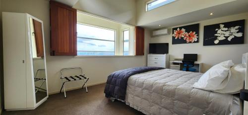 Ένα ή περισσότερα κρεβάτια σε δωμάτιο στο RnR Taupo - Lux Apartment within Taupo CBD