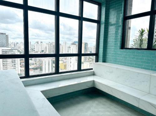 a room with a bench in front of a large window at Ap de Alto padrão perto da feira da lua in Goiânia
