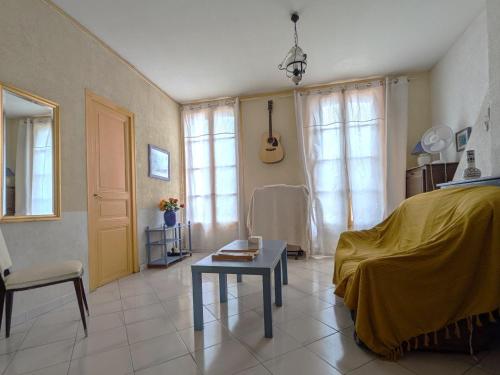 un salon avec un lit et une table dans l'établissement Appartement T2 à 50m de la plage à Collioure - FR-1-309-407, à Collioure