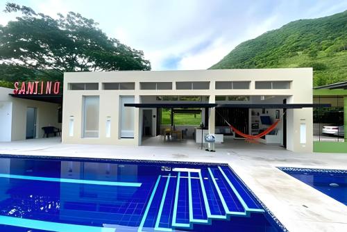 アナポイマにあるAnapoima Casa Finca Piscina, Jacuzzi, Golf y Tenisの正面にプールがある家