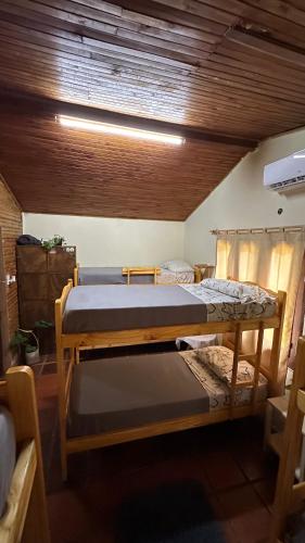 a bedroom with two bunk beds in a room at Bungalow Hostel Iguazú in Puerto Iguazú