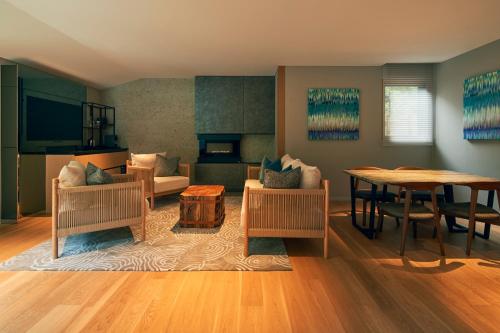a living room with a couch and a table at ESPACIO The Hakone Geihinkan Rin-Poh-Ki-Ryu in Hakone