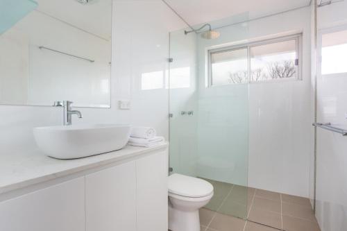 Ένα μπάνιο στο MadeComfy Trendy Apartment on Dee Why Beach