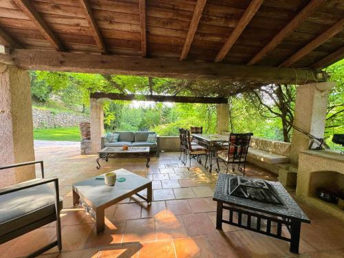 d'une terrasse avec un canapé et une table. dans l'établissement Charmante Maison Provençale avec Piscine et Oliveraie à Trans-en-Provence - FR-1-728-11, à Trans-en-Provence