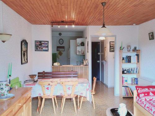 une cuisine et une salle à manger avec une table et des chaises dans l'établissement Appartement 2 pièces avec balcon plein sud, 6 couchages, parking privatif, proche centre Villard-de-Lans - FR-1-689-132, à Villard-de-Lans