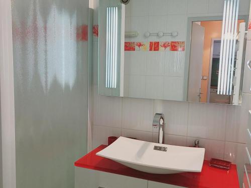 une salle de bain avec un lavabo blanc et un miroir dans l'établissement Appartement 2 pièces avec balcon plein sud, 6 couchages, parking privatif, proche centre Villard-de-Lans - FR-1-689-132, à Villard-de-Lans