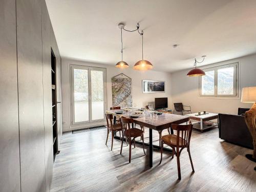 une cuisine et une salle à manger avec une table et des chaises dans l'établissement Chamonix: Appart. 63m², 6 pers, balcon, parking, WiFi - FR-1-507-78, à Chamonix-Mont-Blanc