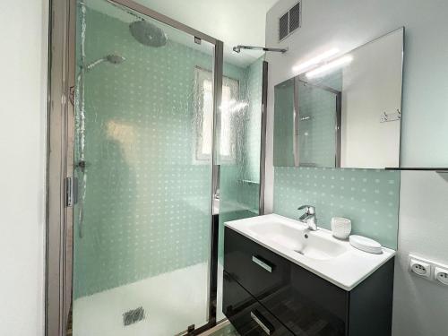 une salle de bain avec un lavabo et une douche dans l'établissement Chamonix: Appart. 63m², 6 pers, balcon, parking, WiFi - FR-1-507-78, à Chamonix-Mont-Blanc