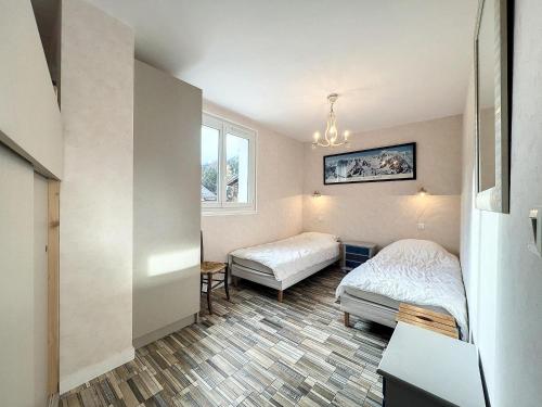 une chambre avec deux lits et une fenêtre dans l'établissement Chamonix: Appart. 63m², 6 pers, balcon, parking, WiFi - FR-1-507-78, à Chamonix-Mont-Blanc