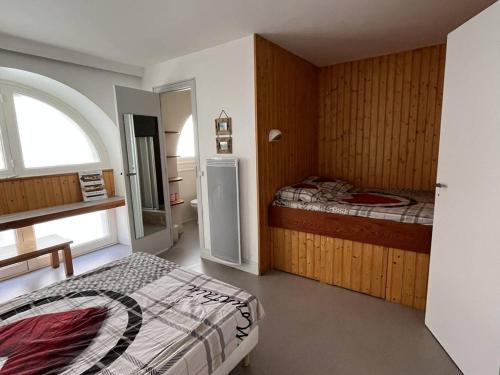 une petite chambre avec un lit et une fenêtre dans l'établissement Bel Appartement en Centre, 1 Ch, Près Télécabines - FR-1-234-317, à Cauterets