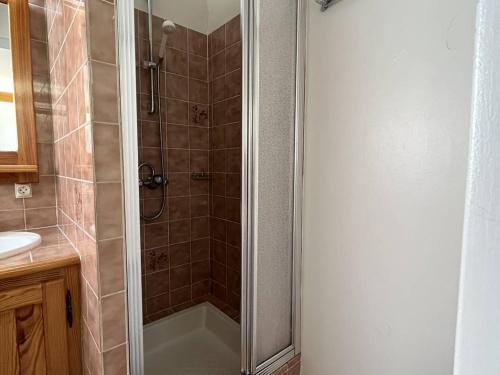 une salle de bain avec douche et lavabo dans l'établissement Bel Appartement en Centre, 1 Ch, Près Télécabines - FR-1-234-317, à Cauterets