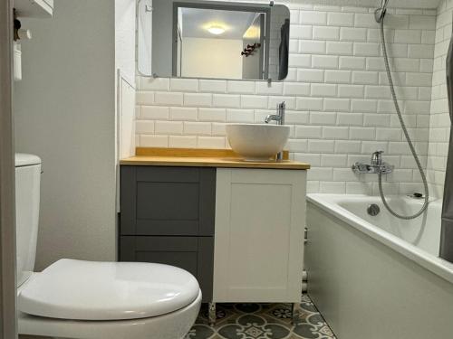 une salle de bain avec un lavabo, des toilettes et un miroir dans l'établissement Appartement rénové 2 pièces, face mer, Cabourg - FR-1-487-369, à Cabourg