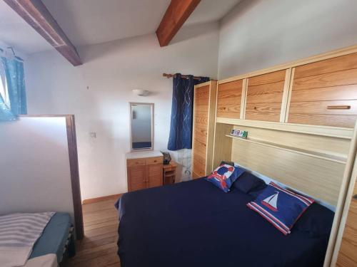 une chambre avec un lit et une télévision dans l'établissement Charmante Villa T3 avec Piscine, Terrasse et Parking pour 6 Personnes à Port Barcarès - FR-1-81-619, au Barcarès