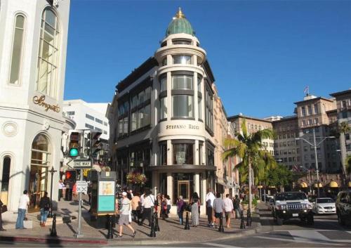 a group of people crossing a street in front of a building at Cozy Home in LA - Free Parking 10 Min to Cedars in Los Angeles