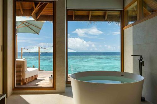 Koupelna v ubytování Huvafen Fushi Maldives