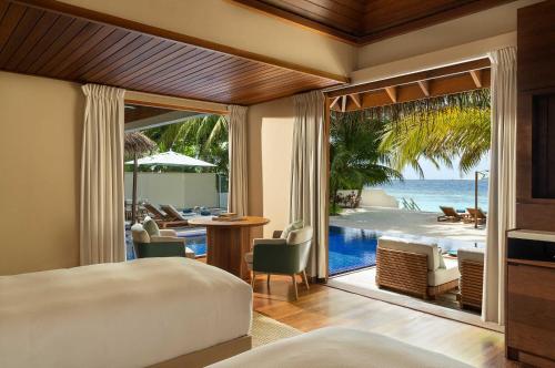 Postel nebo postele na pokoji v ubytování Huvafen Fushi Maldives