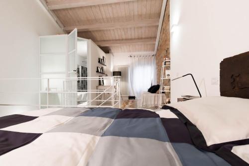 アッシジにあるCasa Delle Lanterneのベッドルーム1室(ベッド1台、白黒の毛布付)
