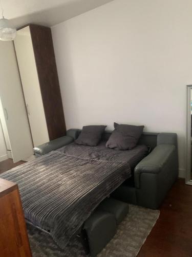 un lit avec deux oreillers dessus dans une chambre dans l'établissement Paris, à Aubervilliers