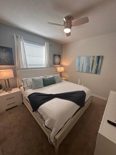 達文波特的住宿－Orlando Relax，一间卧室配有一张大床和吊扇