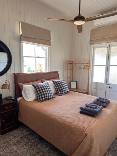 Un dormitorio con una cama con dos almohadas encima. en Inglewood Hotel, en Inglewood