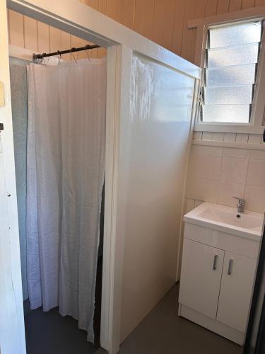 un baño con ducha y lavabo en Inglewood Hotel, en Inglewood