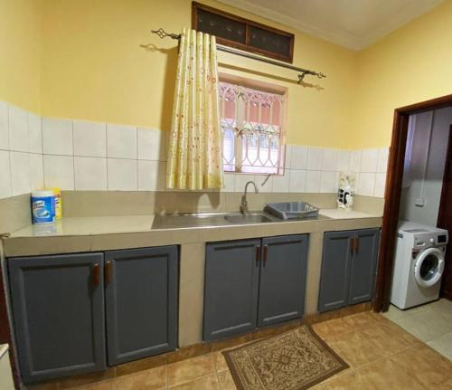 Køkken eller tekøkken på Charming Bungalow with Garden