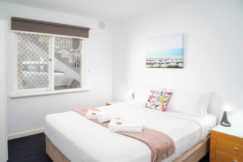 パースにあるApartment 17 Burswoodのベッドと窓のある白い寝室