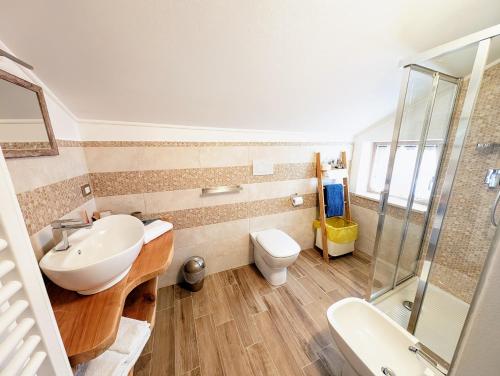 un bagno con lavandino, wc e doccia di Agriturismo Caruggiu di via vecchia a Orco Feglino