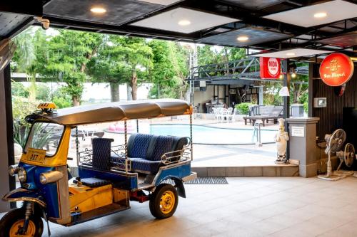a golf cart parked in front of a tennis court at The Great Residence Suvarnabhumi Airport in Lat Krabang