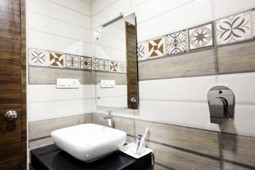 Koupelna v ubytování Hotel Kek Grand Pvt Ltd