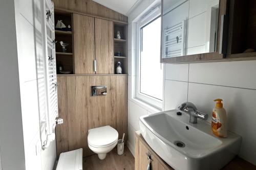 Ένα μπάνιο στο Ostseecamp Ferienhaus "HamMeer", umzäuntes Grundstück