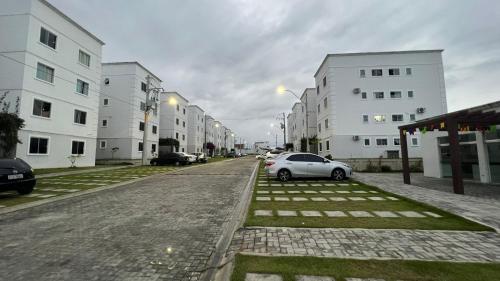 un'auto parcheggiata sul lato di una strada con edifici di Studio Capital do Forró a Caruaru