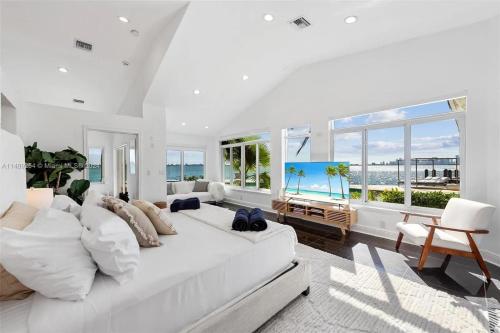 Χώρος καθιστικού στο Villa Hashmi Luxury 5BD & 5BA Retreat on North Bay Island