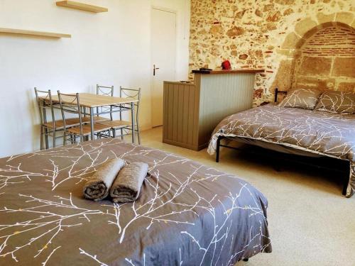 une chambre avec un lit et une table dans une pièce dans l'établissement Appartement 1 cosy dans le centre, à Limoges