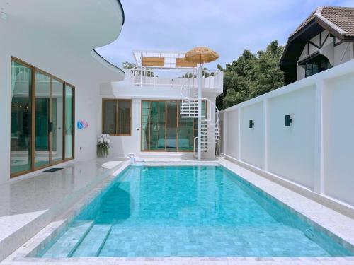 a swimming pool in the backyard of a house at PNT LUXURY JOMTIEn in Jomtien Beach