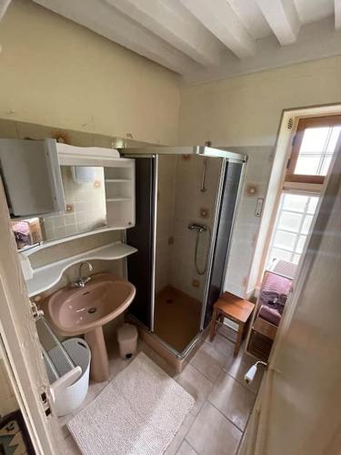 une salle de bain avec douche et lavabo dans l'établissement Maison de campagne, à Anost