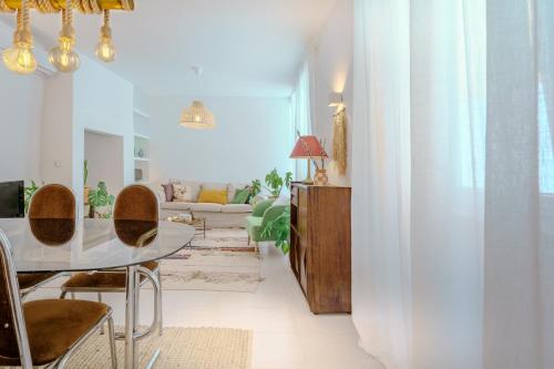 a living room with a table and chairs at Sunny & Charming Oeiras Historical Center House in Oeiras
