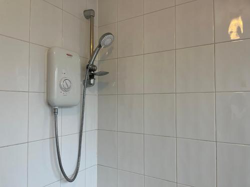 a shower with a shower head in a bathroom at Kettering Service Accomodation 2BRH FreeParking Wifi Smart TV Tea & coffee in Kettering