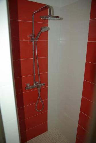 La salle de bains est pourvue d'une douche avec du carrelage rouge. dans l'établissement Location Lei parpaioun Salernes piscine privée, à Salernes