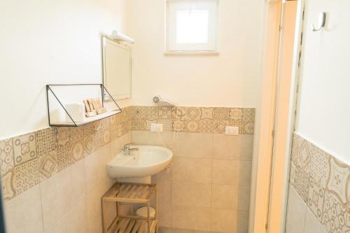 a bathroom with a sink and a mirror at Arome B&B in Santeramo in Colle