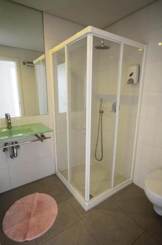 a glass shower in a bathroom with a toilet at Boutique & Villas Boliqueime in Boliqueime