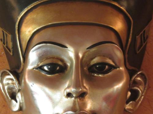 een metalen hoofd van een persoon die een hoed draagt bij Champagne Gilmaire-Etienne in Binson-et-Orquigny