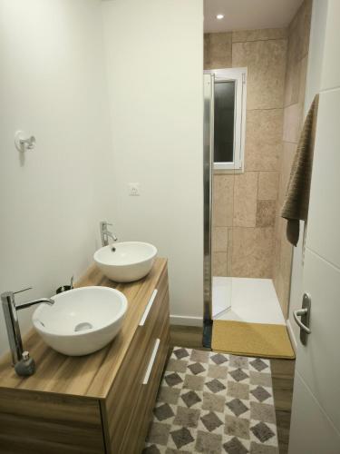 une salle de bain avec deux lavabos et une douche dans l'établissement Maison 5 places proche circuit 24 heures, à Fillé