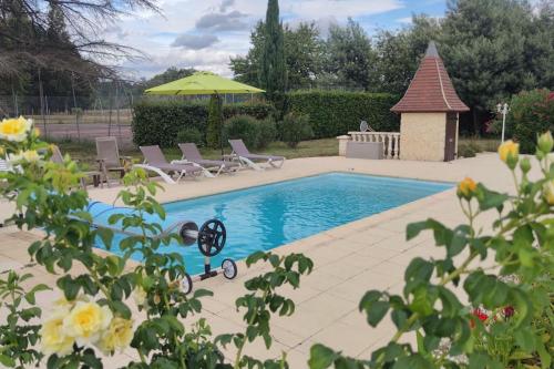 une piscine avec des chaises et un gazebo dans l'établissement Maison 75 m2 piscine chauffée, terrain de tennis, à Prigonrieux