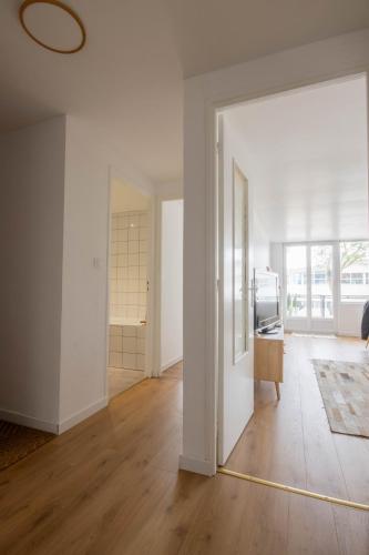 - un salon vide avec des murs blancs et du parquet dans l'établissement Appartement devant Nausicaa, à Boulogne-sur-Mer